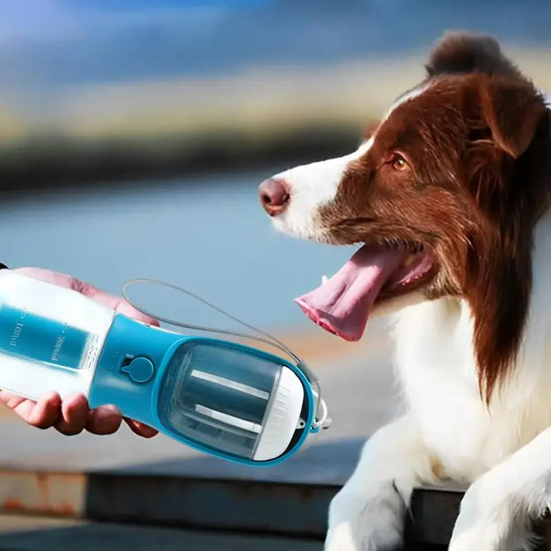 Pawsip™ 3-i-1 Reseflaska: Vatten, Mat & påsar för Hundar